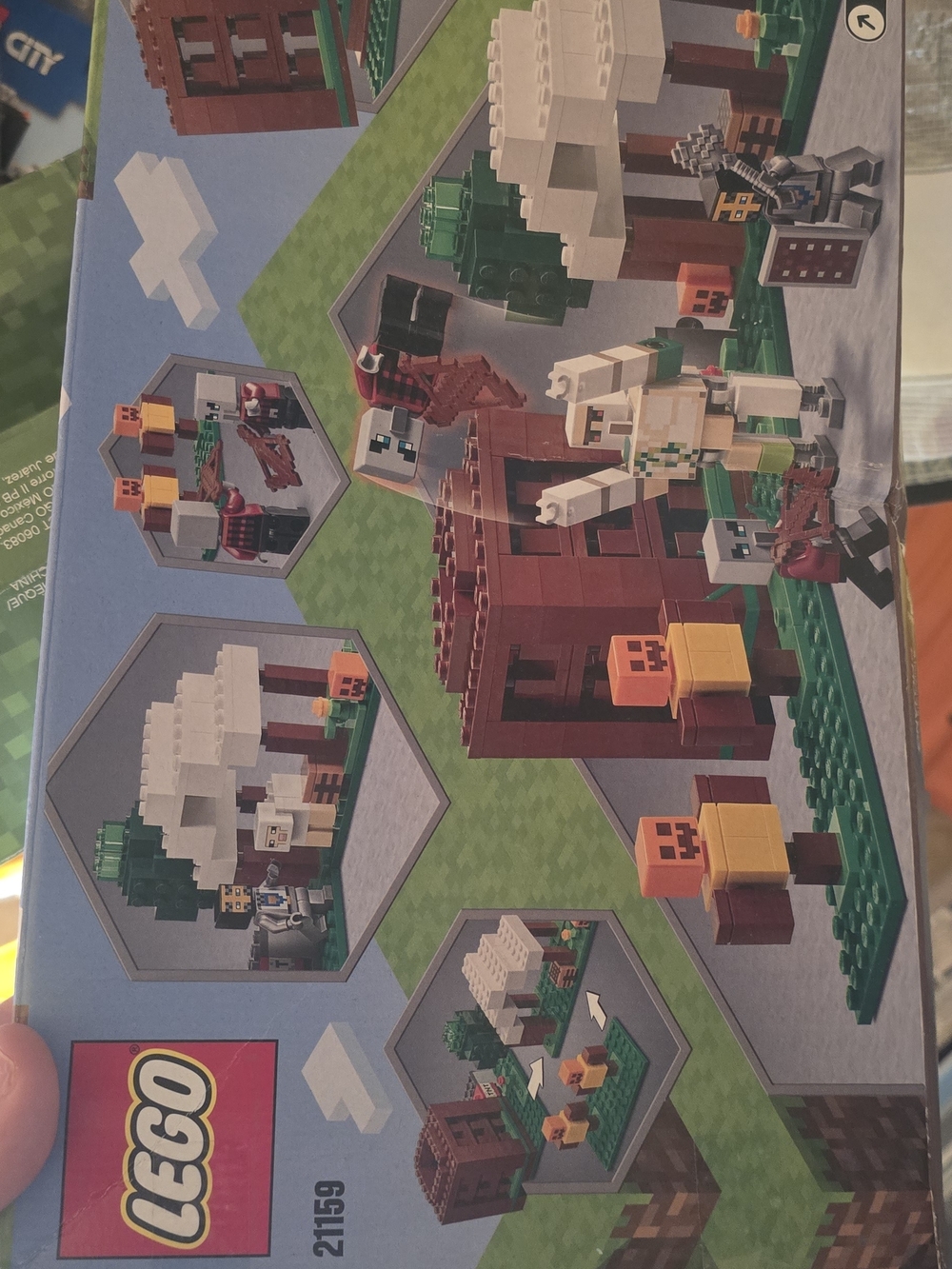 21159 LEGO Minecraft Barn Set - White, Brown, Green, Orange 303 Pieces